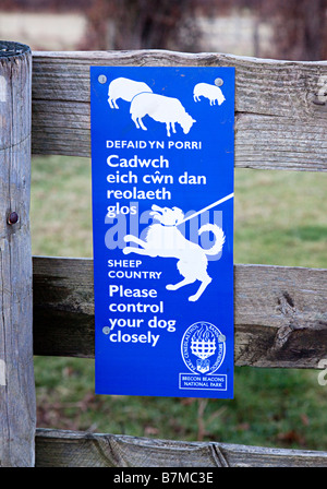 Zweisprachige Brecon Beacons Nationalpark Warnschild Hunde auf zu halten, führt Wales UK Stockfoto