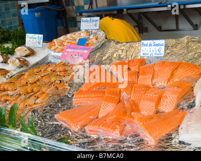 Nahaufnahme von einem Fischmarkt auf Rue Lepic im Bezirk Montmartre in Paris Frankreich Europa Stockfoto