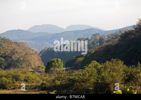 Blick auf die bewaldeten Hügel nahe dem Eingang zum Periyar Wildlife Sanctuary in Kerala Indien Stockfoto