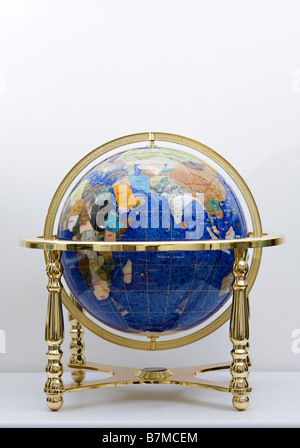 Großer Drehbarer Gemmstone Globe auf Messingständer Mit Kompass Stockfoto