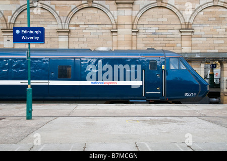 Nationalen Unternehmen Expresszug in Edinburgh Waverley Station. Stockfoto