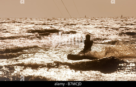 Kitesurfen auf Geschwindigkeit auf dem Meer bei Harlingen Niederlande Stockfoto