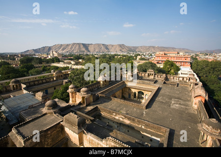 Blick von Hawa Mahal Richtung Nahargarh Fort in Jaipur Rajasthan Stockfoto