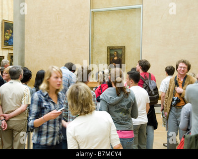 Besucher zum Louvre Museum betrachten die Mona Lisa von Leonardo de Vinci gemalt, während der italienischen Renaissance, Paris Frankreich Stockfoto