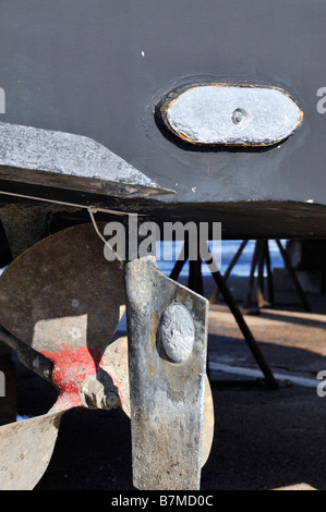 Blick auf Boot Unterseite zeigt Bronze Propeller und Ruder mit Korrosion, Lochfraß und Waschbecken Stockfoto