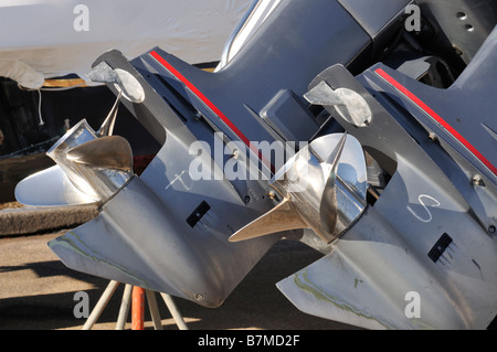 Twin Outbords Boot Motoren mit Edelstahl-Requisiten und Waschbecken Stockfoto