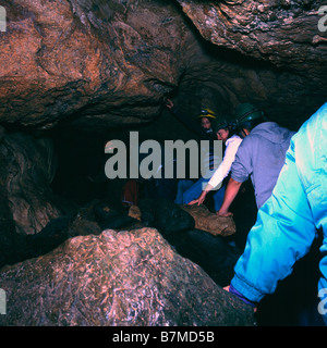 Touristischen Höhlenforscher erkunden Riverbend Höhle bei Horne Lake Höhlen Provincial Park auf Vancouver Island in British Columbia Kanada Stockfoto