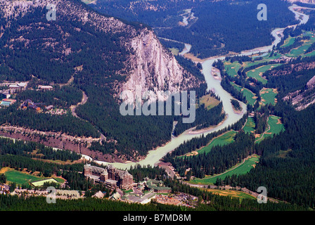 Luftaufnahme von Banff, Bow River und Golfplatz von Sulphur Mountain, Banff Nationalpark, Alberta, Kanada - Kanadische Rockies Stockfoto