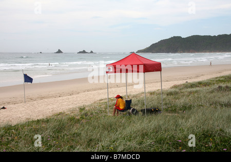 Ein Surf-Lebensretter wacht einsam am Strand von Talg in der Nähe von Broken Head Australien Stockfoto