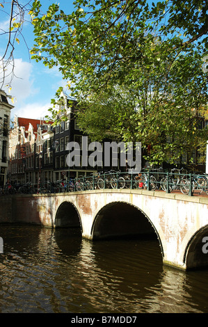 Brücke über den Kanal in Amsterdam Holland Stockfoto