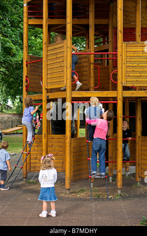 Kinder spielen und Klettern auf Abenteuer Ausrüstung im Park [Blaise Castle] Estate Bristol UK Stockfoto