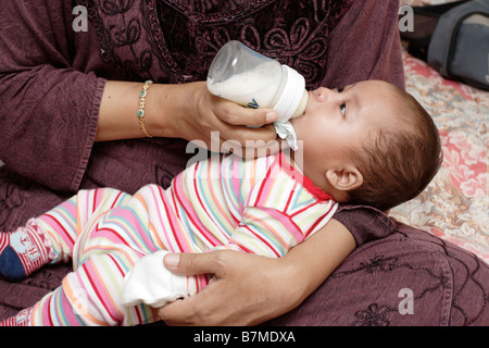 Vier Monate alten malaiischen Säuglingsernährung aus einer Flasche. Stockfoto