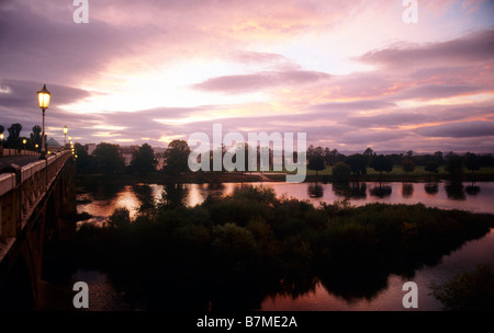 Perth Bridge River Tay Sonnenuntergang Schottland UK schottische Landschaft Landschaft Stockfoto