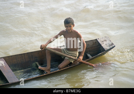 Ein brasilianischen Jungen in ein Routinier machte Kanu auf dem Amazonas-Fluss in der Nähe von Belem im Amazonasbecken Stockfoto