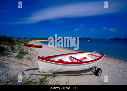 Schöne rote und weiße rudern Boote am Strand an der Grünen Porth alte Grimsby. Tresco. Die Scilly-inseln England Großbritannien Stockfoto