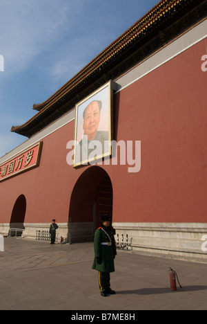 Ein chinesischer Soldat stehen neben Vorsitzender Mao s Porträt auf Tian An Men Tor in Peking China Stockfoto