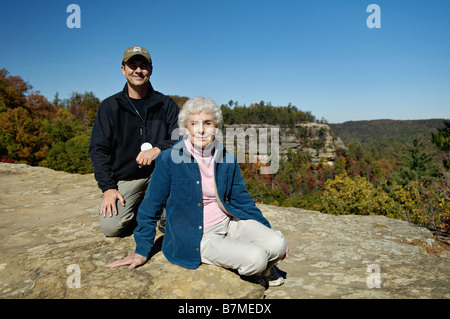 Senior-Frau und ihr Sohn auf Top Naturbrücke im Natural Bridge State Park Kentucky Stockfoto