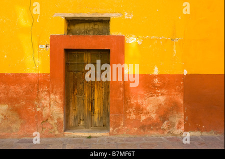 Tür und Adobe Walls, Guanajuato, Mexiko Stockfoto