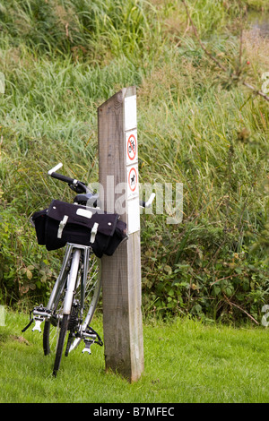 Touring Fahrrad an Holzpfosten gelehnt Stockfoto