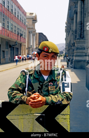 1, 1, peruanische, erwachsenen Mann, der Militärpolizei, Soldat, Strafverfolgung, Regierung, Palast, Palacio de Regierung, der Plaza Mayor, der Provinz Lima, Lima, Peru Stockfoto