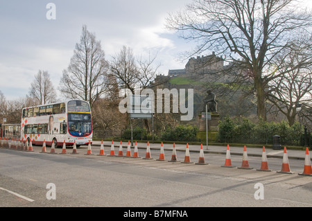 Kegel entlang der Princes Street, Edinburgh, während der Bauarbeiten für die neue Straßenbahnsystem. Stockfoto
