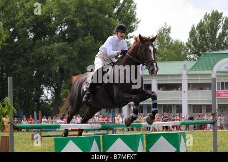 Teenager-Mädchen auf Pferd Pferdesport Springprüfung Barriere Stockfoto