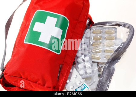Erste-Hilfe-Kasten, Pack und mobile, persönliche Apotheke, Medikamente, für die Reise. Stockfoto