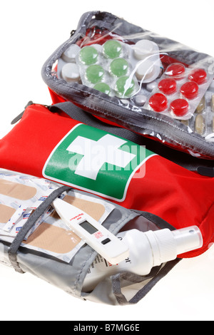 Erste-Hilfe-Kasten, Pack und mobile, persönliche Apotheke, Medikamente, für die Reise. Stockfoto