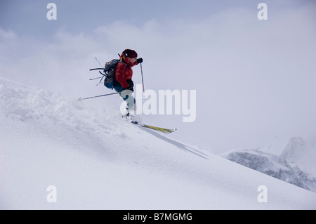 Ski-Alpinisten absteigender Hang in den Schweizer Alpen, Graubünden. Stockfoto