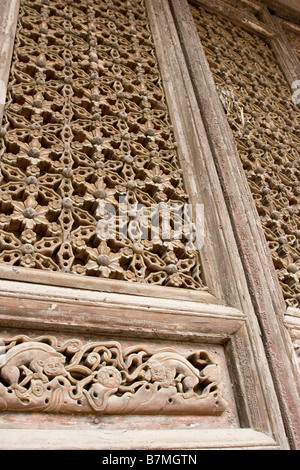 Hölzerne Carvings auf eine Tür am Chenghuang Miao Tao Tempel in Xian in China. Stockfoto