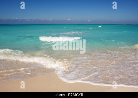 türkisfarbene Meer brechen an einem tropischen Strand Stockfoto