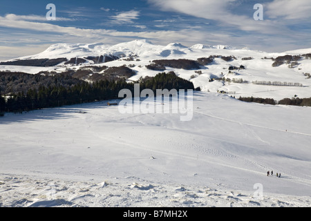 Eine winterliche Landschaft in der Auvergne (Besse En Chandesse - Frankreich). En Auvergne, Paysage Hivernal (Besse En Chandesse - Frankreich). Stockfoto