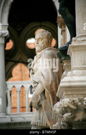 Statue von Herzog von Urbino (bärtiger Mann) in den Dogenpalast, Venedig, Italien Stockfoto