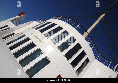 Queen Sie Mary Ozeandampfer von 1936 - Detail der hinteren Decks des Schiffes - der Art-déco-Rückseite des super-Struktur Stockfoto