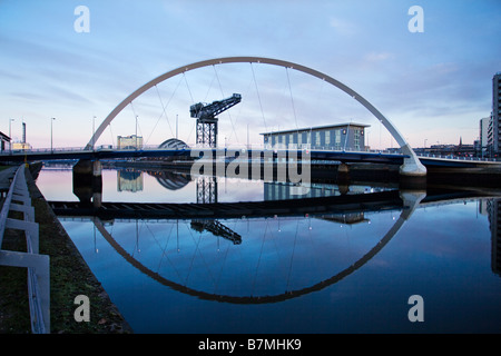 Finnieston Crane gesehen Reflectrd in den Fluss Clyde durch die zusammengekniffenen Brücke Stockfoto