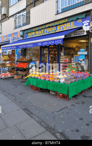 Lebensmittelgeschäft Canning Town High Street London Vereinigtes Königreich Stockfoto