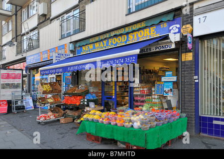 Lebensmittelgeschäft Canning Town High Street London Vereinigtes Königreich Stockfoto