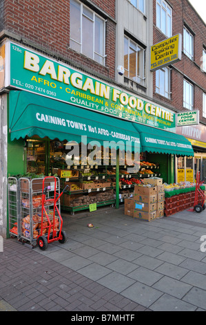 Lebensmittelgeschäft Canning Town High Street London Vereinigtes Königreich Stockfoto