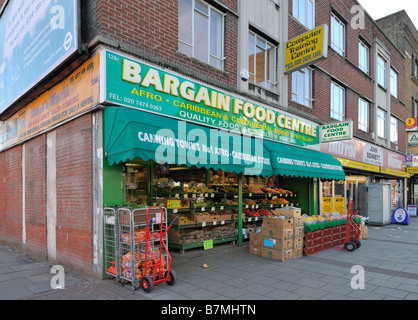 Lebensmittelgeschäft Canning Town High Street London Vereinigtes Königreich Stockfoto