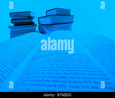 Bücher, die isoliert auf weiss Stockfoto