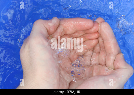 Makro-Bild des Wassers sinkt auf ein mans Hand Stockfoto
