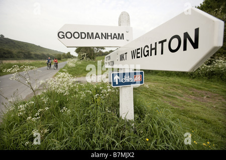 Paar, Radfahren auf der Route 66 in der Nähe von Market Weighton und Goodmanham die Wolds East Yorkshire UK Stockfoto