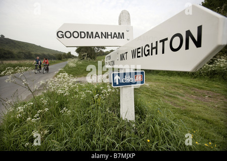 Paar, Radfahren auf der Route 66 in der Nähe von Market Weighton und Goodmanham die Wolds East Yorkshire UK Stockfoto