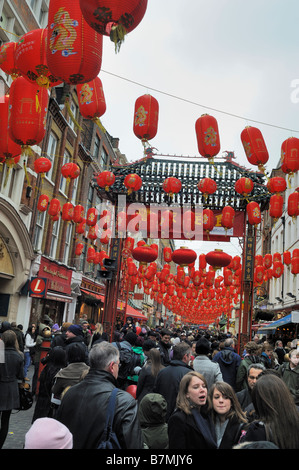 Rote Lampions schmücken Londons Chinatown für das chinesische Neujahr Stockfoto