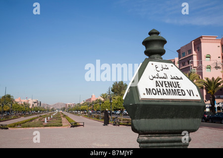 Marrakesch Marokko zentrale Reservierung Gärten breite Avenue Mohammed VI mit Straßennamen zu unterzeichnen, im Vordergrund Stockfoto