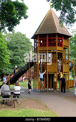 Kinder spielen und Klettern auf Abenteuer Ausrüstung im Park [Blaise Castle] Estate Bristol UK Stockfoto