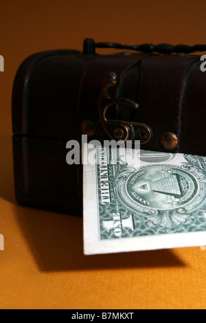 Holz Cashbox isoliert auf braun Stockfoto