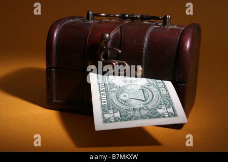 Holz Cashbox isoliert auf braun Stockfoto