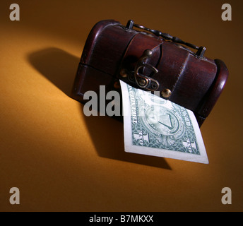 Holz Cashbox isoliert auf braun Stockfoto