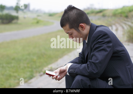 Geschäftsmann Holding und ein Handy anrufen Stockfoto